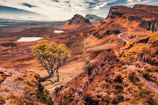Quiraing to valley in Scotland in summer, UK — Stock Photo, Image