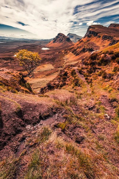 Vue célèbre de Quiraing à la vallée en Écosse, Royaume-Uni — Photo