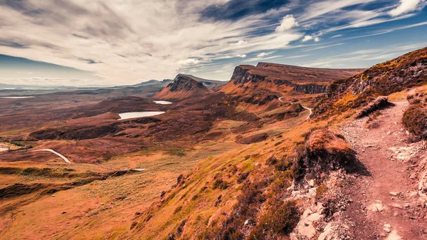 Vue imprenable de Quiraing à la vallée en Écosse, Royaume-Uni — Photo