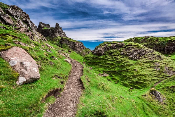 Quiraing nefes kesen görünümünden vadiye İskoçya, İngiltere — Stok fotoğraf