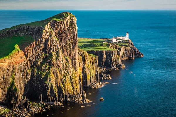 Alkonyat a Neist point világítótorony Skócia — Stock Fotó