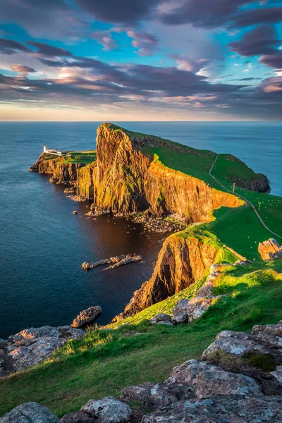 Vacker solnedgång vid Neist point lighthouse, Skottland, Storbritannien — Stockfoto