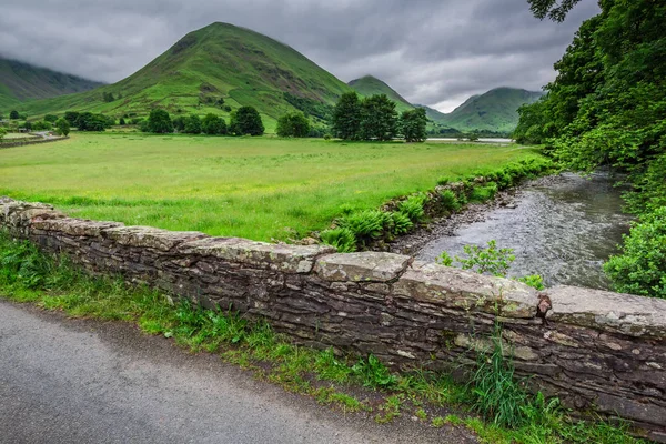 Prachtig uitzicht te mistig en groene Lake District, Verenigd Koninkrijk — Stockfoto