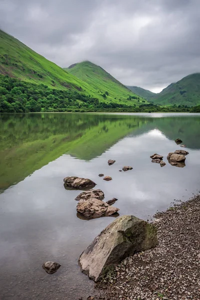 Maravillosa vista al nebuloso y verde Distrito de Lake, Reino Unido — Foto de Stock