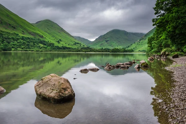 Met het oog op mistige en green Lake District, Verenigd Koninkrijk — Stockfoto