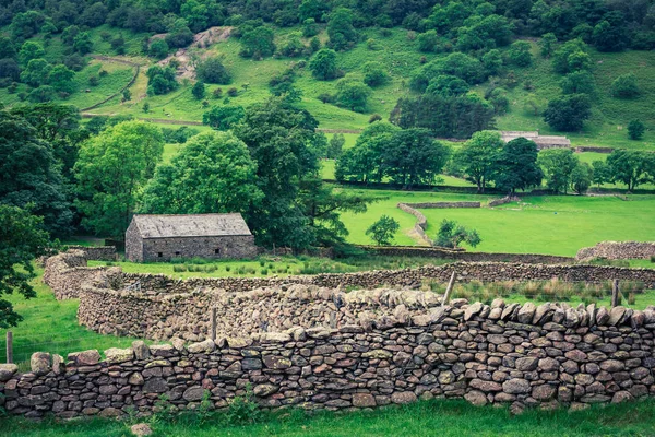Stenen huis en de muur op het platteland, Engeland — Stockfoto