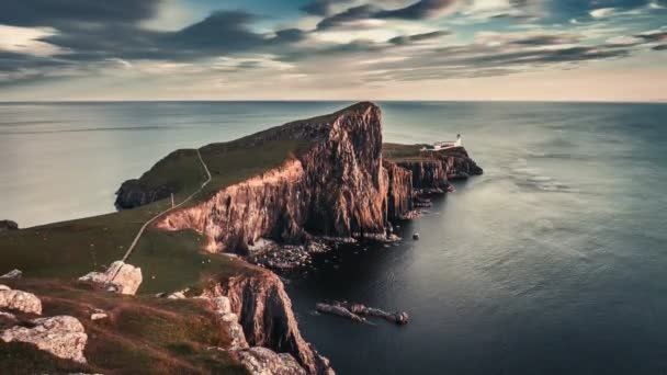 Neist ポイント灯台、スコットランド、イギリス、4 k、タイムラプスで見事な夕日 — ストック動画