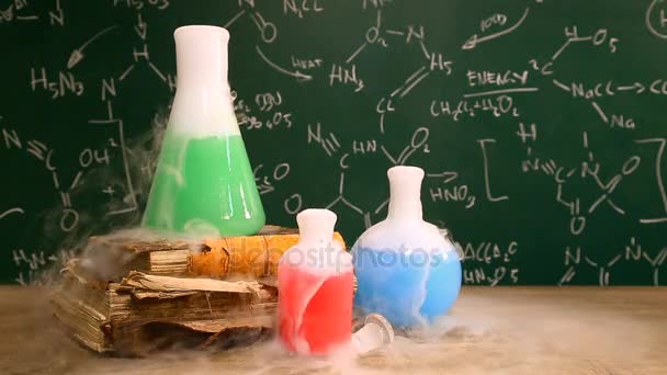 Dynamic chemical reaction in the school laboratory — Stock Video