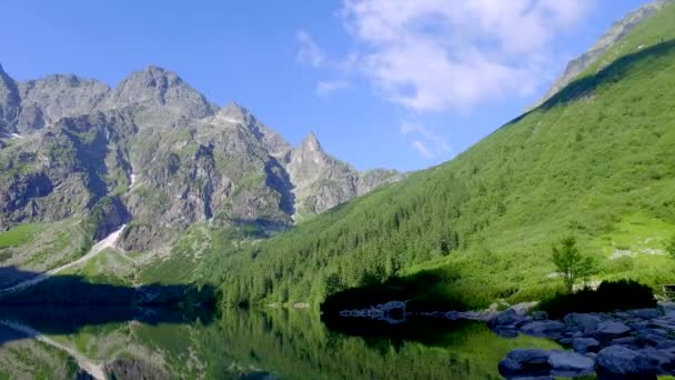 Superbe lac de montagne dans les montagnes Tatra à l'aube, Pologne — Video