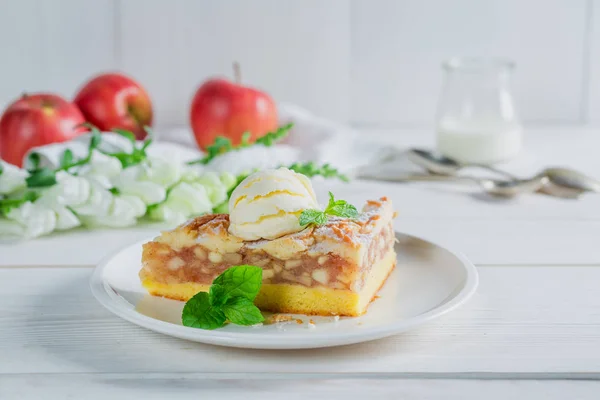 Homemade and sweet apple pie with ice creams — Stock Photo, Image