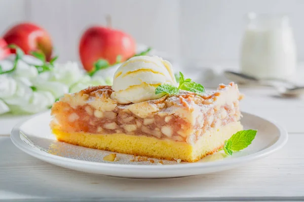 Closeup de torta de maçã e sorvete feito de maçãs — Fotografia de Stock