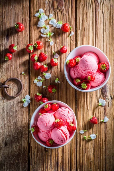 Aardbeien ijs gemaakt van vers fruit op de houten tafel — Stockfoto