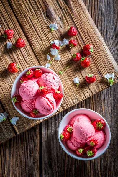 自家製アイスクリームとイチゴのクローズ アップ — ストック写真