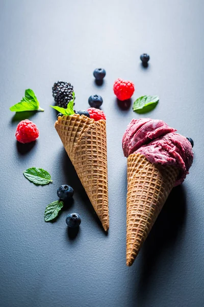 Primo piano di gelato fresco con frutti di bosco sulla lavagna — Foto Stock