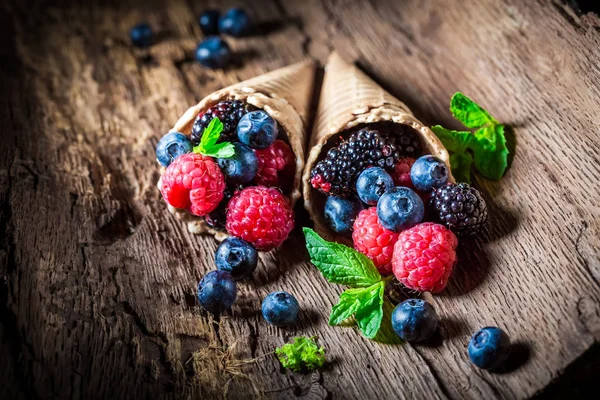 Fresh ice cream with berry fruits on wooden bark — Stock Photo, Image