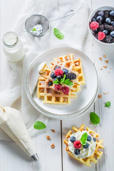 Ev yapımı tatlı waffle berry meyve ve krema ile — Stok fotoğraf