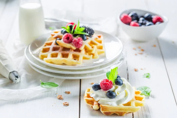 Closeup de waffles saborosos com frutas de baga e chantilly — Fotografia de Stock