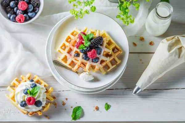 Söta och välsmakande våfflor med berry frukter och vispad grädde — Stockfoto