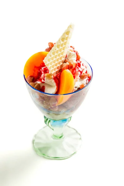 Desserter med vispad grädde och frukt på vit bakgrund — Stockfoto