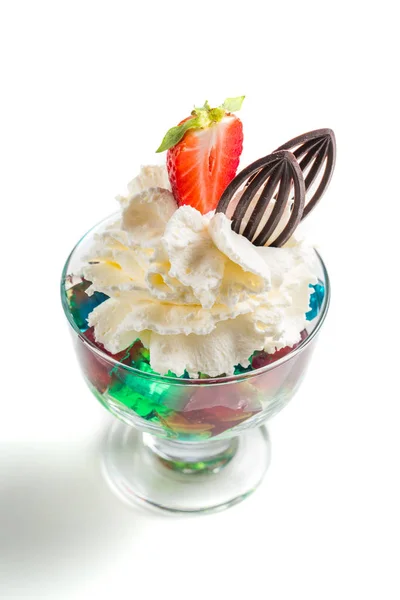달콤한 바닐라 아이스크림, 흰색 바탕에 라즈베리 무스 — 스톡 사진