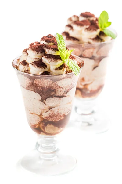 Söta tiramisu dessert på en vit bakgrund — Stockfoto
