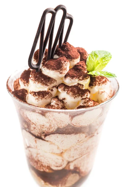 Gelato cremoso tiramisù con cacao su fondo bianco — Foto Stock