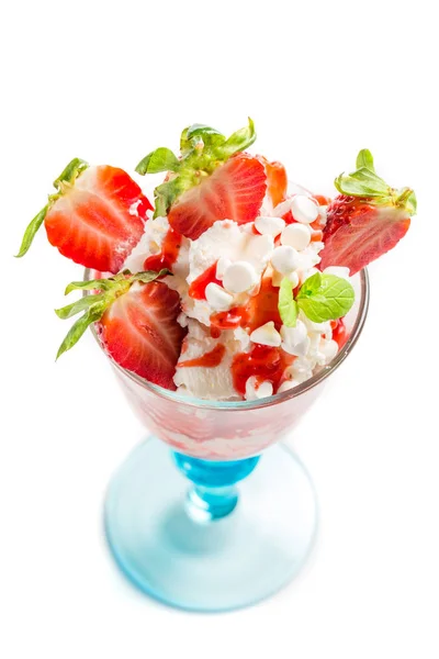 Сладкий клубничный десерт мороженое на белом фоне — стоковое фото