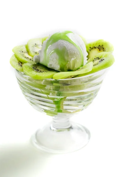 Dolci acidi a base di gelato al kiwi e panna montata — Foto Stock