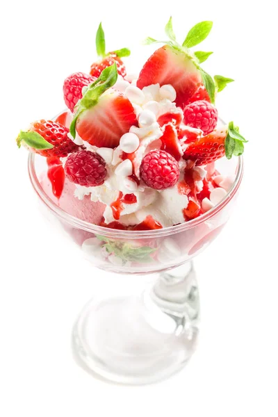 Framboesa doce e sorvete de morango no fundo branco — Fotografia de Stock