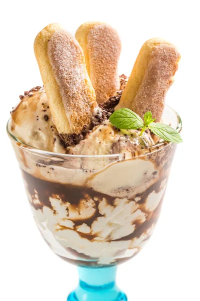 Dolce e cremoso dessert tiramisù su sfondo bianco — Foto Stock