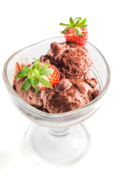 흰색 바탕에 딸기와 맛 있는 초콜릿 아이스크림 — 스톡 사진