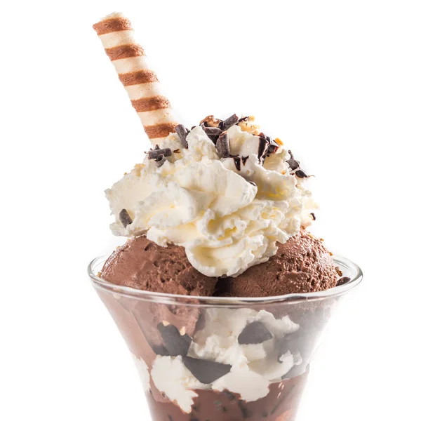 Крупный план шоколадного мороженого и кофе на белом фоне — стоковое фото