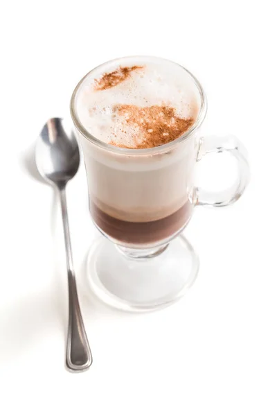 Gros plan de gros café latte sur un fond blanc — Photo