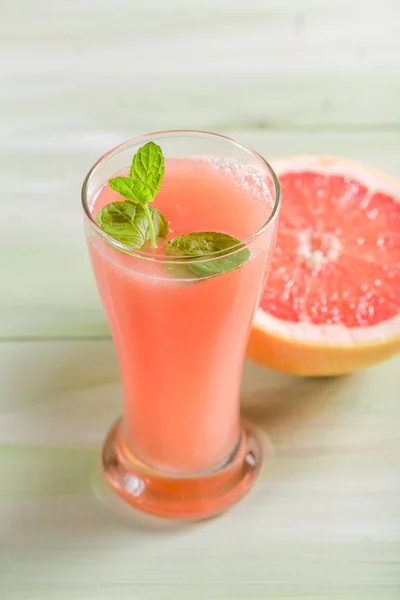 Closeup of grapefruit juice made of fresh fruits — Stock Photo, Image