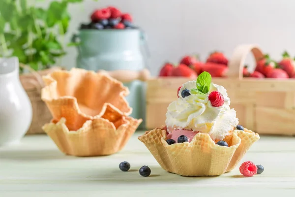 Poucas colheres de sorvete, frutas silvestres e chantilly — Fotografia de Stock