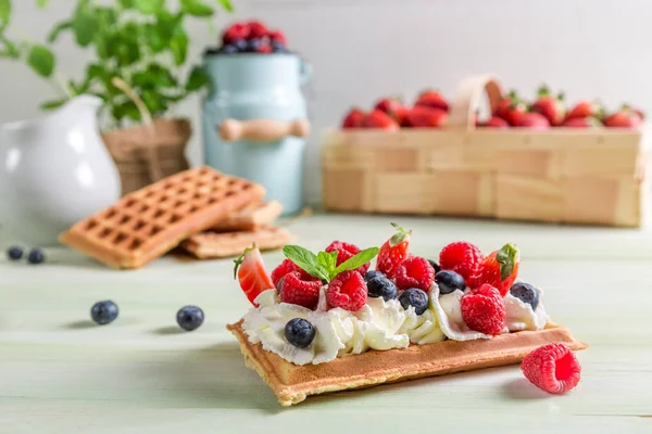 Krem şanti, berry meyve ve krema ile waffle — Stok fotoğraf