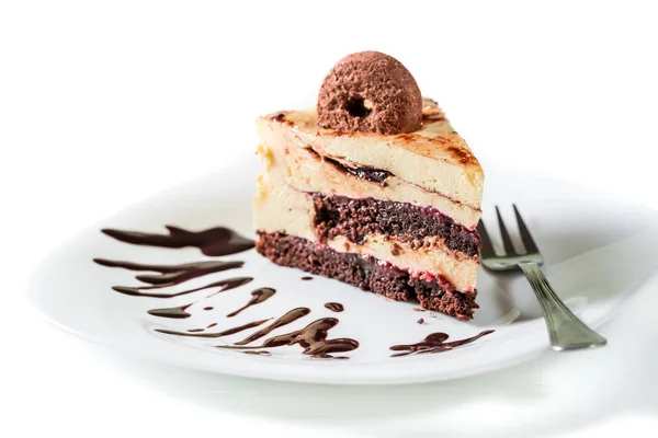 Sladký kus sušenky dort na bílém pozadí — Stock fotografie