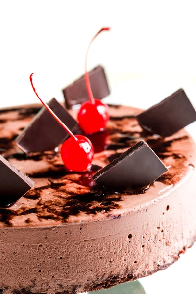 Вкусный шоколадный торт с засахаренными вишнями на белом фоне — стоковое фото