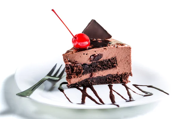 Detailní záběr na čokoládový dort s cherry izolovaných na bílém pozadí — Stock fotografie