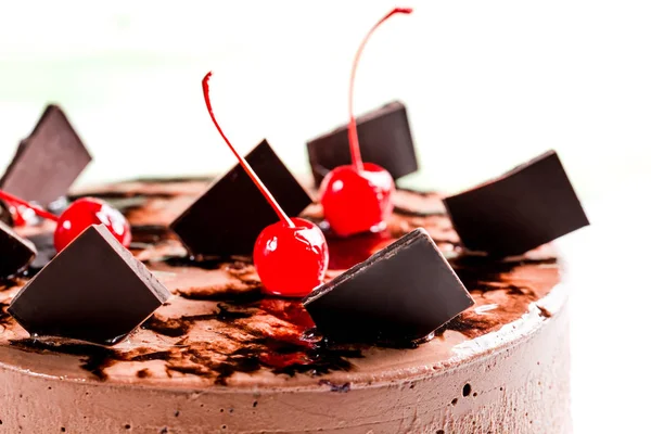Lahodný čokoládový dort s kandovanými třešněmi izolovaných na bílém pozadí — Stock fotografie