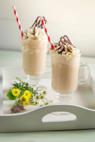 Gros plan de café glacé à la crème fouettée et au chocolat — Photo