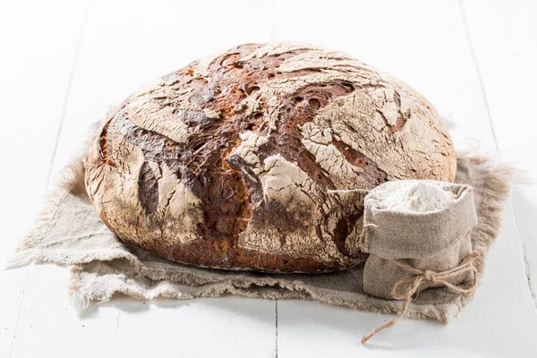 Pane saporito e fresco con cereali integrali sul tavolo bianco — Foto Stock