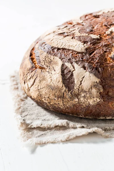Lukking av brød med flere frokostkorn – stockfoto