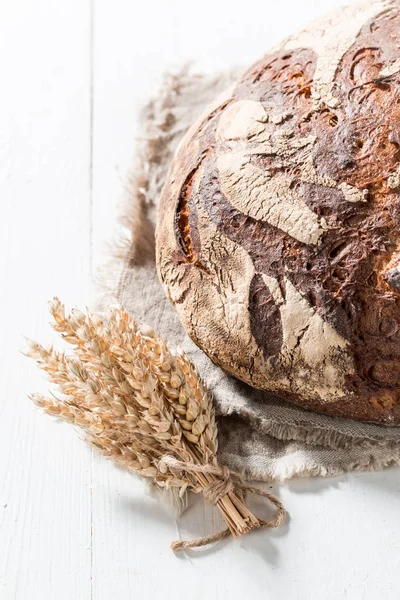 Smakfullt brød med flere korn på hvitt bord. – stockfoto