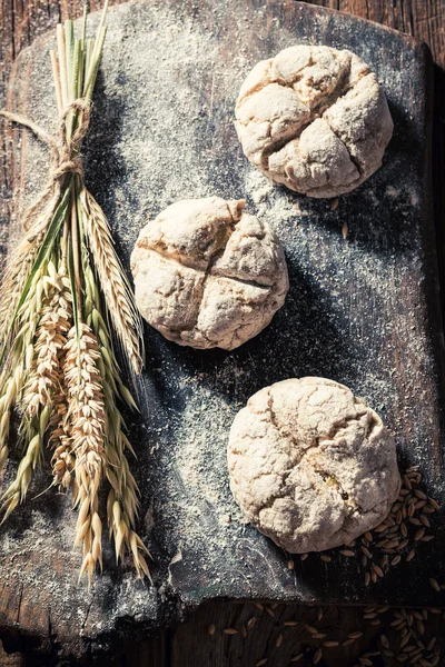 Pães saudáveis com grãos integrais e farinha — Fotografia de Stock