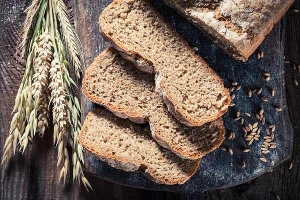 Pão fresco e saudável com grãos integrais — Fotografia de Stock