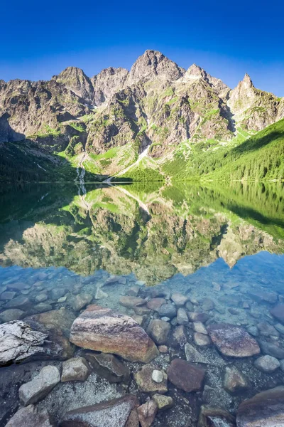 Superbe lever de soleil au lac dans les montagnes Tatra, Pologne, Europe — Photo