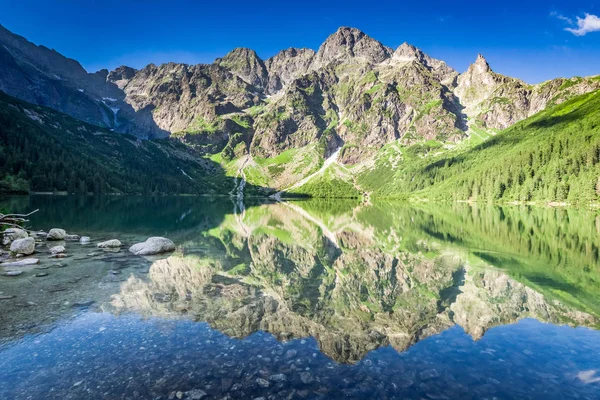 Όμορφη ανατολή του ηλίου στη λίμνη σε Όρη Τάτρα, Πολωνία, Ευρώπη — Φωτογραφία Αρχείου