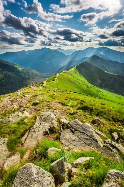 Tatra bergstoppar i solig dag, Polen, Europa — Stockfoto