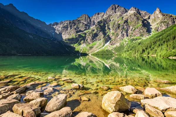 Nádherné jezero v horách v sunrise, Polsko, Evropa — Stock fotografie